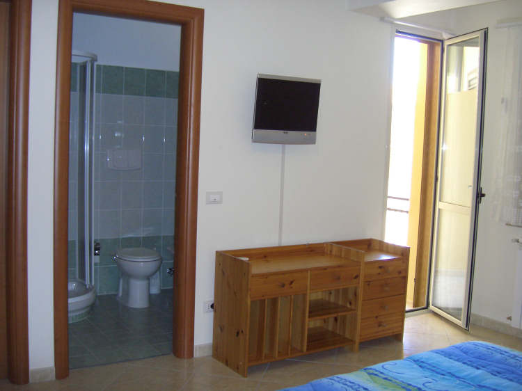 Stanza con particolare tv e bagno